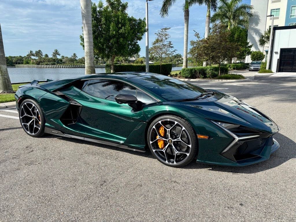 Lamborghini Revuelto